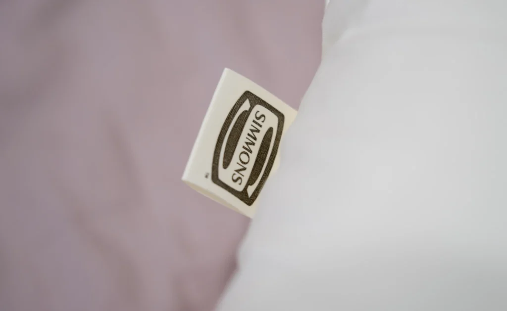 Close-up of the Simmons brand tag on the DeepSleep pillow, highlighting its authentic branding and premium quality.